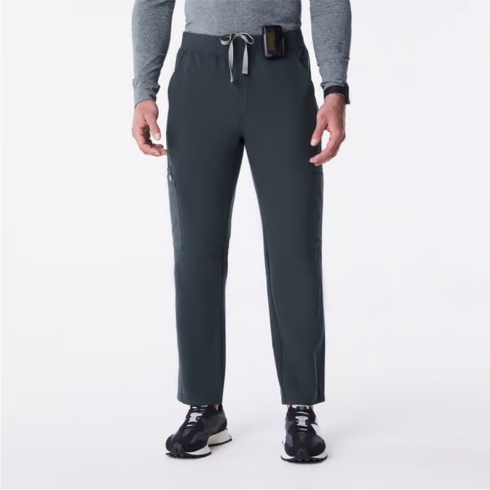 Figs Men’s Axim Cargo Scrub Pants- Dark Harbor